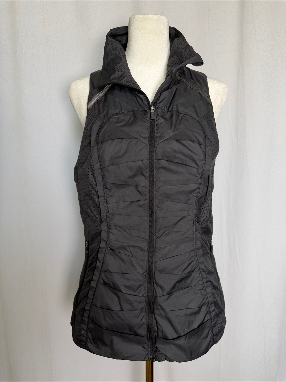 Lululemon Women's Black Down Puffer Vest Size 6 Lightweight Packable Quilted